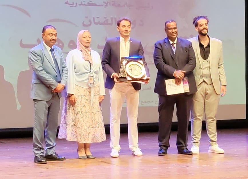 بالصور .. تكريم الفنان فتحي عبد الوهاب في حفل ختام الدورة ال 18 من مهرجان قسم المسرح الدولي